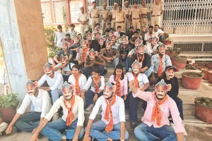 सुखाड़िया विश्वविद्यालय के छात्रों का आन्दोलन छठे दिन भी जारी : महाराणा प्रताप के मुखौटे पहनकर प्रदर्शन-मार्च, कुलपति के नेमप्लेट पर काली स्याही पोतकर जाहिर किया आक्रोश 