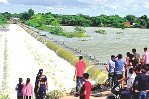 पुलिया पार करते समय तेजबहाव में बही कार : युवक की मौत, दूसरे ने पेड़ पर लटक कर बचाई जान