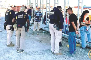 हाथों में हथकड़ी और पैरों में जंजीर बांध हुंडई प्लांट से ले जाए गए कोरियाई मजदूर, अमेरिका में भारतीयों के साथ भी हुआ था अमानवीय व्यवहार