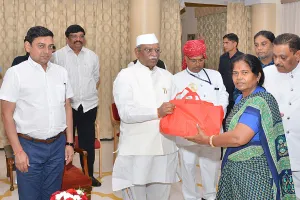 दीप पर्व के शुभारंभ पर राज्यपाल ने दी शुभकामनाएं : राजभवन के अधिकारियों और कर्मचारियों को वितरित की मिठाई, कहा- अंधकार से प्रकाश की ओर ले जाने वाला पर्व है दीपावली