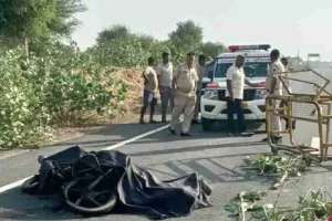 युवक का जला शव मिला : बेटे की मौत की खबर सुन सदमे में मां की भी सांसें थमी, रात 2 बजे भांजी को किया था आखिरी फोन 