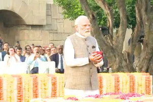  प्रधानमंत्री मोदी ने गांधी जयंती पर बापू को अर्पित की श्रद्धांजलि : इनके आदर्शों ने बदली मानव इतिहास की दिशा, कहा- विकसित भारत के निर्माण में उनके बताए मार्ग पर चलते रहेंगे