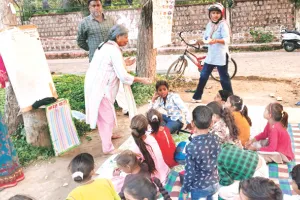 विश्व शिक्षक दिवस विशेष : ज्ञान से ही प्राप्त होती है जीवन जीने की राह गुरु, कच्ची बस्ती के बच्चों को नि:शुल्क पढ़ा रहे 