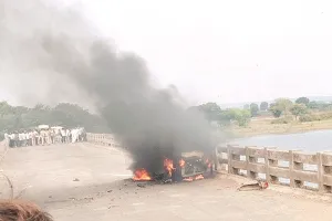 Jhalawar Accident : बाइक और कार की भिंड़त से भीषण हादसा ; 1 की मौत, ग्रामीणों ने कार को लगाई आग