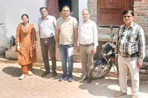 असर खबर का - कब्जे वाले पुराने विद्यालय भवन की हुई जांच ,आमली गांव पहुंचे शिक्षा विभाग के अधिकारी