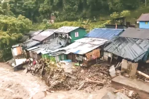 पश्चिम बंगाल में बारिश का कहर : दार्जिलिंग में पुल ढहा भूस्खलन में 20 की मौत, एनडीआरएफ ने 11 शव बरामद किए; पीएम मोदी ने शोक जताया