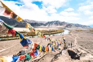 लेह हिंसा से लद्दाख का पर्यटन उद्योग बुरी तरह प्रभावित : बुकिंग रद्द कर रहे पर्यटक, आधी से अधिक आबादी की आजीविका का स्रोत है पर्यटन 