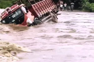 मोंथा तूफान का कहर : आंध्र के 7 जिलों में तबाही, 2 लोगों की मौत; फसलें नष्ट 