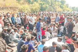 हादसे में बाइक सवार की मौत : पथराव में डीएसपी समेत कई पुलिसकर्मी घायल, आक्रोशित भीड़ पर दागे आंसू गैस के गोले 