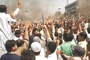 पाक अधिकृत कश्मीर में पाक सरकार के खिलाफ विरोध तेज : प्रदर्शनकारियों ने नदी में धकेले कंटेनर, पीछे हटी पुलिस