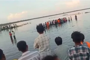 मध्य प्रदेश में बैलेंस खराब होने के कारण पलटी ट्रॉली : मूर्ति विसर्जन के दौरान तालाब में गिरी, 10 लोगों की मौत