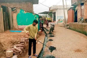 असर खबर का - भगवानपुर गांव में नालियों और मुख्य मार्ग की सफाई शुरू, पूरे गांव को स्वच्छ बनाने की तैयारी