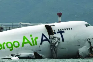 हांगकांग में लैंडिंग के बाद रनवे से भटका मालवाहक विमान : फिसलकर समुद्र में गिरा, चालक दल के सदस्य सुरक्षित 