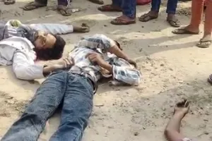 तेज गति बाइक फिसलने से 3 लोगों की मौत : 2 घायलों की हालत गंभीर, एक ही बाइक पर सवार थे सभी लोग