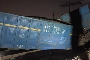 मालगाड़ी पटरी से उतरी : रेल यातायात प्रभावित, कई ट्रेनें रद्द