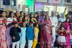 नारी शक्ति ने प्रभु विहार कॉलोनी को दी नई सड़क की सौगात : महिला ने फीता काटकर सीसी रोड का किया लोकार्पण, बारिश में भरता था पानी