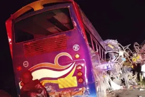 युगांडा में ओवरटेक करने की कोशिश में भीषण हादसा : बसें, ट्रक और कार की आपस में भिड़ंत, 63 लोगों की मौत