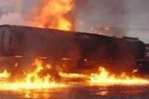 नाइजीरिया में टैंकर से पेट्रोल निकालने की कोशिश कर रहे थे लोग : विस्फोट होने से 35 की मौत, 46 घायल 