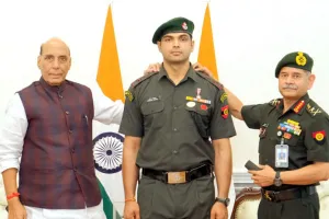 राजनाथ ने नीरज चोपड़ा को लेफ्टिनेंट कर्नल के मानद रैंक का प्रतीक चिन्ह किया प्रदान, कहा- अनुशासन, समर्पण और राष्ट्रीय गौरव के सर्वोच्च आदर्शों के प्रतीक 