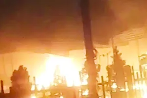 हर्षोल्लास के बीच अफरा-तफरी 30 से अधिक आगजनी की घटना : कहीं फटे गैस सिलेंडर, कहीं पटाखों से लाखों का नुकसान