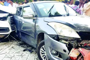 वाहनों की भिडंत में एक की मौत : 3 कार आपस में टकराई, 2 लोग घायल