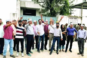 आप का हल्ला बोल : दवा फैक्ट्री पर दिया धरना, दवाओं पर बैन लगाने की मांग