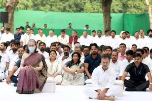 सोनिया, खड़गे और राहुल गांधी ने शहीद दिवस पर इंदिरा गांधी को दी श्रद्धांजलि,  समाधि स्थल पर अर्पित किए पुष्प