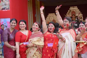 दुर्गा पूजा महोत्सव का समापन : माँ दुर्गा को भोग अर्पित कर उतारी आरती, भक्तों ने दी भावभीनी विदाई