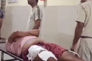 शराब व्यवसायी को बदमाशों ने मारी गोली : बचने के लिए भागा तो पत्थर मारकर गिराया, फिर चाकू से किए वार