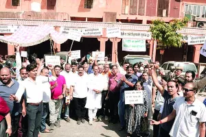 शराब की दुकान बंद करने के विरोध में बाजार बंद : विधायक ने व्यापारियों को दिया आश्वासन, एकजुटता का दिखा माहौल 