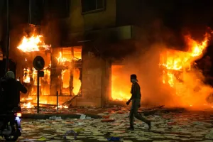 मोरक्को में सरकार के खिलाफ सड़कों पर लोग : प्रदर्शन के दौरान आंदोलनकारियों की पुलिस से झड़प, फायरिंग में 2 लोगों की मौत 