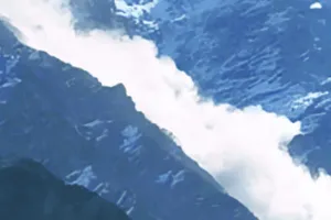 बदरीनाथ में कुबेर पर्वत से गिरी चट्टान : ऊंचाई वाले क्षेत्रों में अक्सर होती है  ऐसी घटना, किसी प्रकार की हानि नहीं 