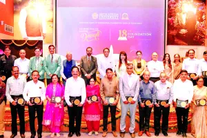 यूनिवर्सिटी ने उत्साह  के साथ मनाया स्थापना दिवस : एक करोड़ के पुरस्कार किए वितरीत, कर्मचारियों को किया सम्मानित 