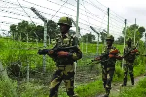 कश्मीर में सीमाओं पर हाई अलर्ट : सेना की तैनाती बढ़ी, रोबोटिक निगरानी प्रणाली सक्रिय