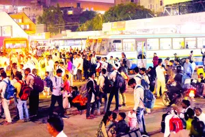 रेलवे ने 100 स्पेशल ट्रेनों के संचालन के साथ 174 अतिरिक्त कोच बढ़ाए : त्योहार पर बस स्टैंड और स्टेशन पर यात्रियों की भीड़, निजी बसों में अतिरिक्त किराया देकर करना पड़ा सफर