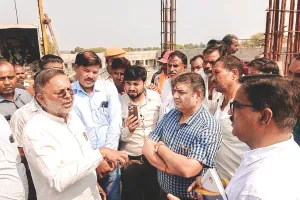 ठेकेदारों और कंपनियों पर कार्रवाई के निर्देश : स्कूल भवन में घटिया निर्माण कार्य पर ऊर्जा मंत्री खफा, छत पर चलवाया बुलडोजर