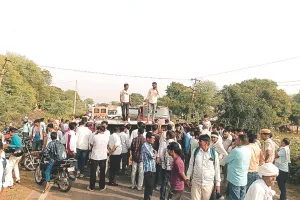 सड़क हादसे में परिवार के तीन लोगों की मौत, गुस्साए लोगों ने जाम लगाकर जमकर किया प्रदर्शन 
