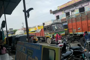 अनदेखी : नो-एंट्री नियमों का उल्लंघन, बाजार में घुसे भारी वाहन; यातायात  व्यवस्था ठप