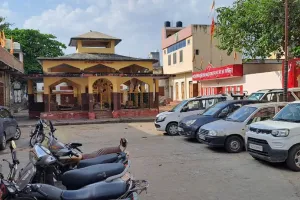 कोटा उत्तर वार्ड 38- मंदिर परिसर को लोगों ने बनाया पार्किंग स्थल, डिवाइडर ऊंचे होने से राहगीरों को हो रही परेशानी