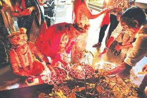 गुलाबी नगरी के बाजारों में रंगीन रोशनी और दीपों की झिलमिलाहट, विदेशी मेहमानों को लुभाती है दीपावली 