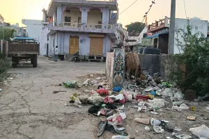 कोटा उत्तर वार्ड 29 - सफाई व्यवस्था ठप, टूटे डिवाइडर से राहगीर परेशान, बारिश में जलभराव से बढ़ी दिक्कतें