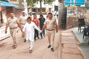 आरोपी को गिरफ्तार करने पहुंची पुलिस : महिलाओं ने ढाल बनकर गाड़ी को घेरा, अपराधी को छुड़ाया ; आवेस में आकर थाने में मचाया उत्पात