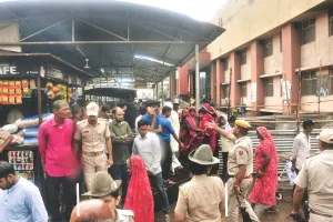 एसएमएस दुखांतिका : कांपते होठों ने बताई अपनों के दर्द की दास्तां, बेटे को बचाने बिलखती रही मां, कोई नहीं आया बचाने, आखिरकार खुद की कोशिश ने भी धुएं में दम तोड़ा