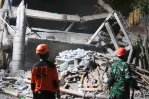 इंडोनेशिया में स्कूल की इमारत ढहने से 91 लोग फंसे : 3 लोगों की मौत, सैकड़ों बचावकर्मी घटनास्थल पर तैनात 