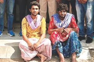 महिलाओं की पोशाक में पुलिस ने बदमाशों की कराई परेड़, हाथ जोड़कर गिड़गिड़ाते और कभी अपराध नहीं करने की क़सम खाते नज़र आए बदमाश 