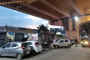 कोटा उत्तर वार्ड 10 - सब्जीमंडी में सफाई व्यवस्था लाचार, नालियां जाम; पुल के नीचे अवैध पार्किंग से बढ़ रही परेशानी