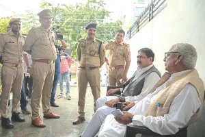 बरेली में सपा नेताओं के प्रवेश पर रोक, नेता प्रतिपक्ष माता प्रसाद पांडेय नजरबंद