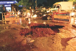 जनजीवन हुआ अस्त-व्यस्त : बारिश से जगह-जगह जाम, सड़कें धंसी और जलभराव से आमजन बेहाल