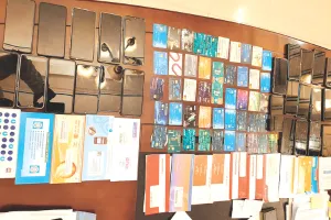 साइबर अपराधियों पर कार्रवाई : ऑनलाइन गैमिंग में दस करोड़ की ठगी करने वाले नौ गिरफ्तार, भारी मात्रा में बैंक पास बुक चैक बुक और हिसाब के रजिस्टर बरामद 