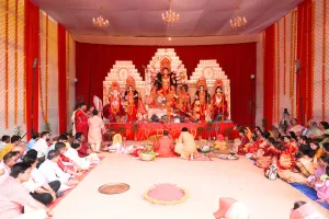 महाअष्टमी की भव्य पूजा और संधि पूजा में मां दुर्गा बनी महिषासुरमर्दिनी : भक्तों की चहल-पहल से गूंजा पंडाल, भक्त हुए मंत्रमुग्ध